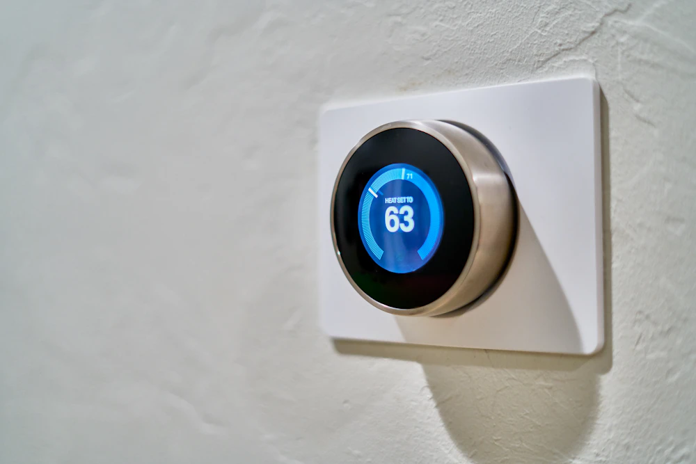 Digitales Raumthermostat an einer Wand