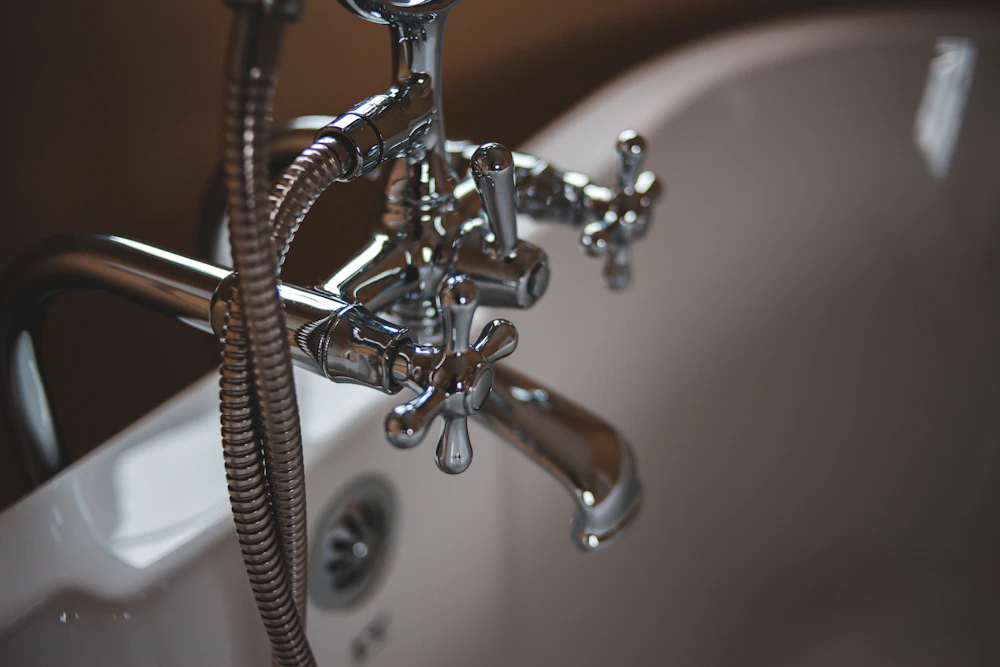 Verchromte Badewannenarmatur mit Handbrause