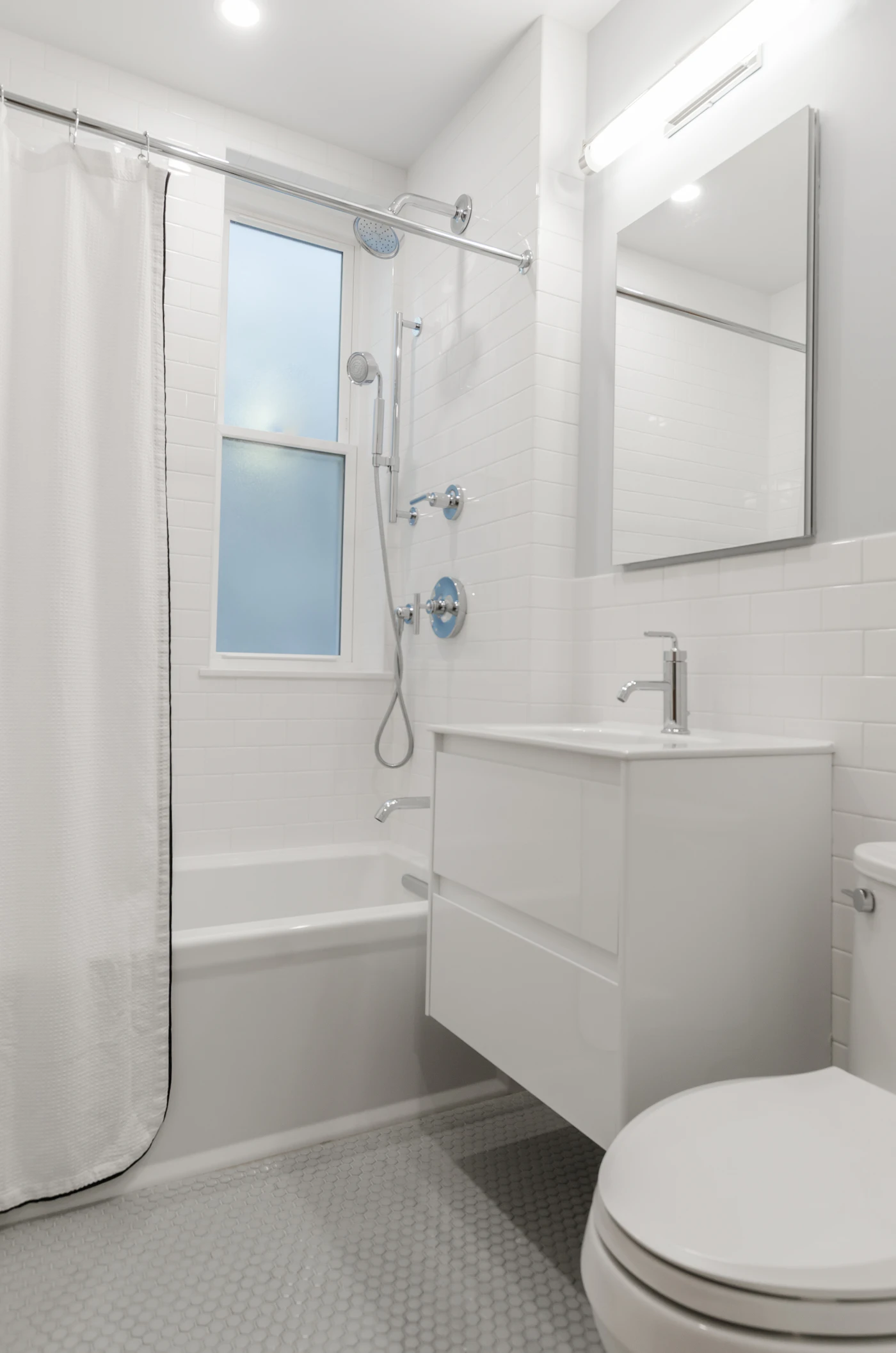 Helles, fertig installiertes Badezimmer